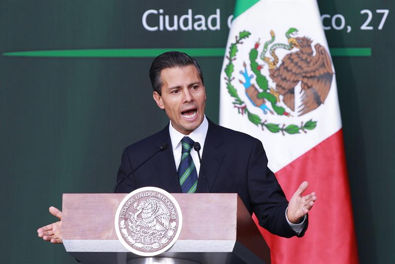 Peña Nieto lamenta muerte de Chespirito