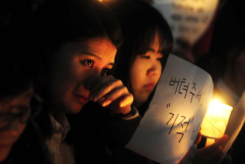 Las posibilidades de hallar supervivientes se hunden con el buque surcoreano