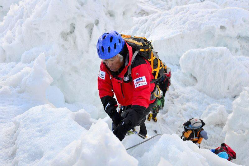 Un japonés se convierte en el más longevo en escalar el Everest