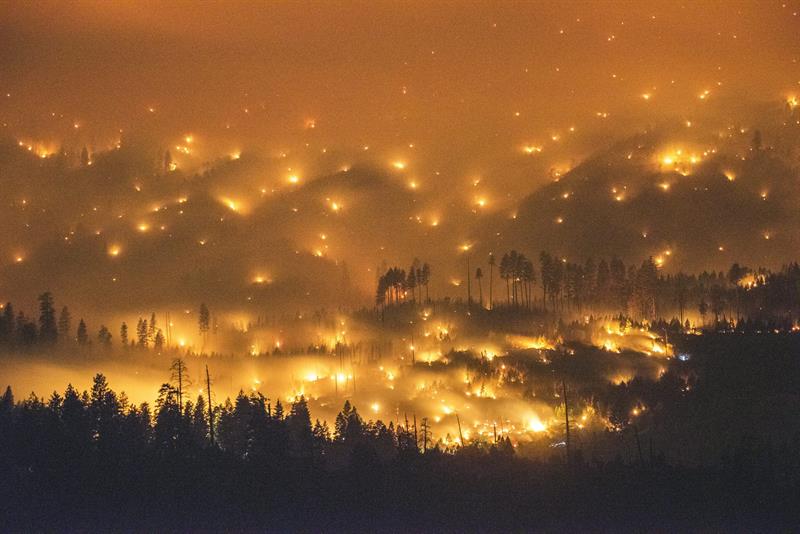 Incendio en el Parque Nacional de Yosemite avanza con fuerza
