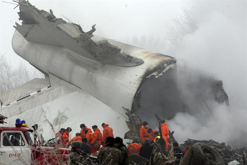 Al menos 37 muertos al estrellarse un avión de carga turco en Kirguistán