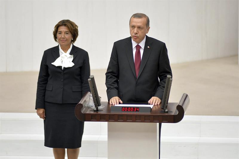 Erdogan inaugura un sistema presidencialista de facto en Turquía