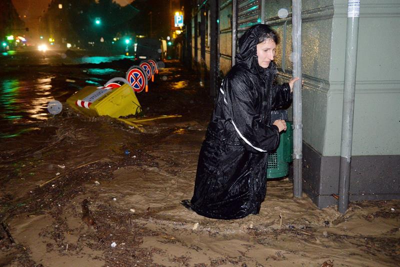 Torrencial lluvia inunda Génova y causa la muerte de una persona