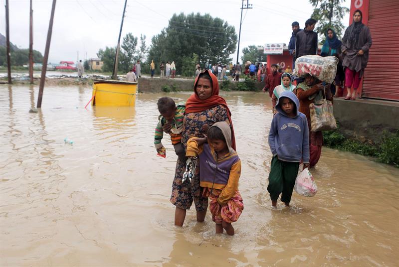 Ascienden a 120 los muertos por lluvias en India