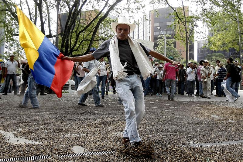 Colombia incomunicada con Ecuador por huelga