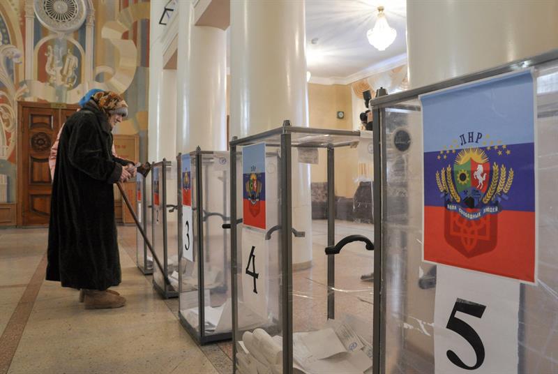 Comienza la votación en la zonas controladas por los separatistas prorrusos