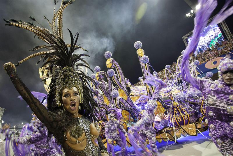 Tres hombres mueren electrocutados en carro alegórico de Carnaval en Brasil