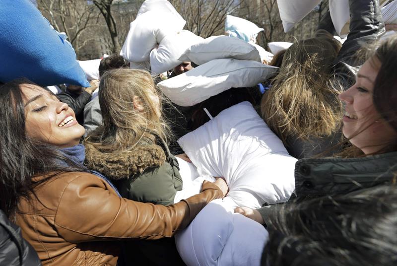 Cientos de personas participan en una gran pelea de almohadas en Nueva York