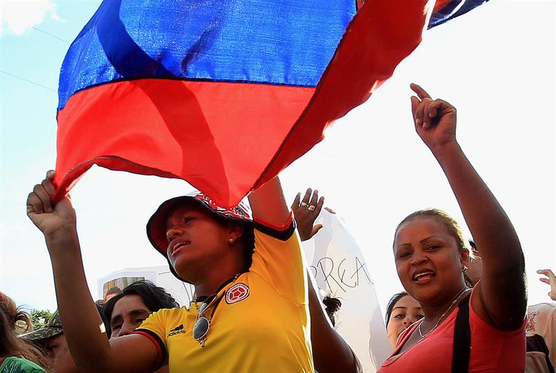 Colombianos deportados protestan en frontera con Venezuela y piden soluciones