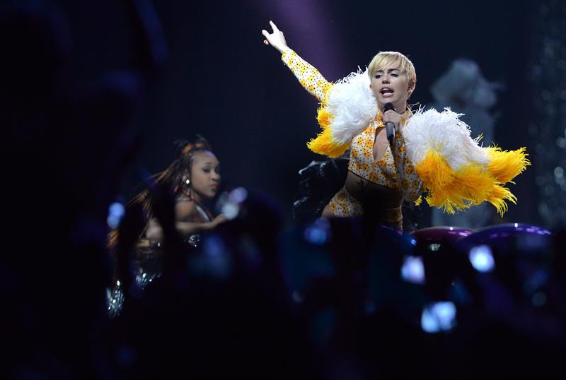 En México piden castigo para Miley Cyrus por faltar al respeto a la bandera