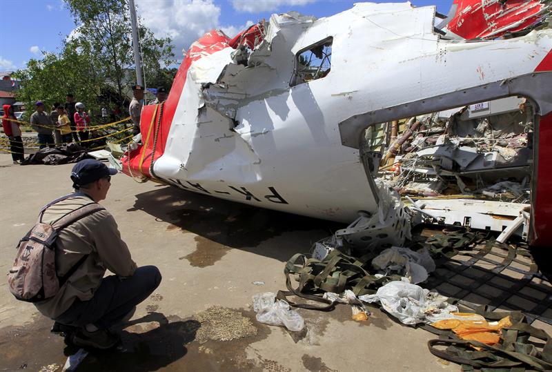 Hallan fuselaje de avión de AirAsia que se estrelló en mar de Java
