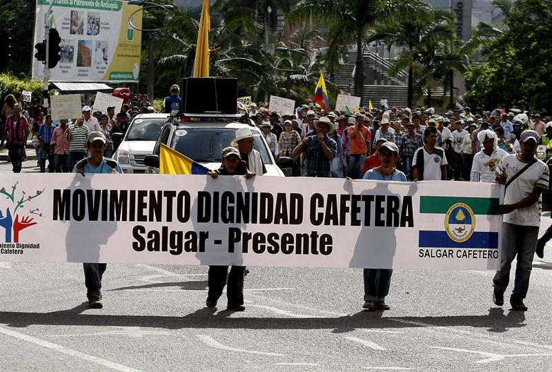 Colombia incomunicada con Ecuador por huelga
