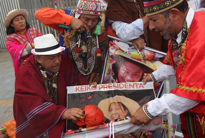 Chamanes peruanos compiten con rituales para dar votos a Fujimori y Kuczynski