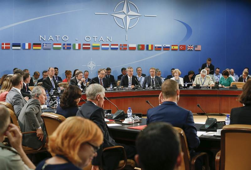 La OTAN apoya a Turquía en su ofensiva contra el EI y los kurdos