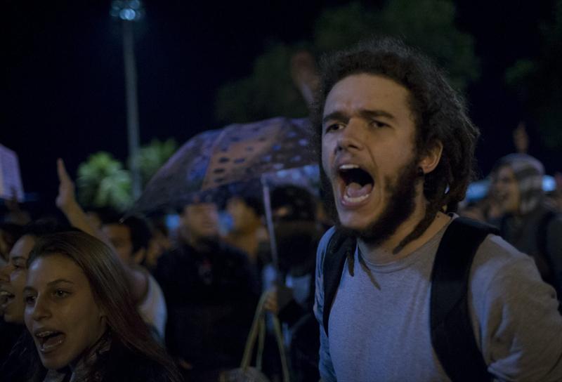 Manifestantes combaten a la policía en el centro de Sao Paulo