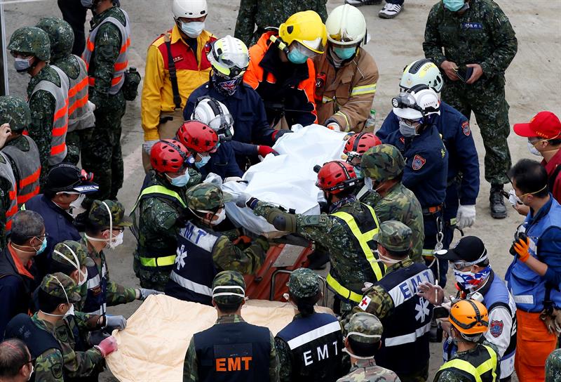 Sube a 55 la cifra de muertos por el terremoto de Taiwán