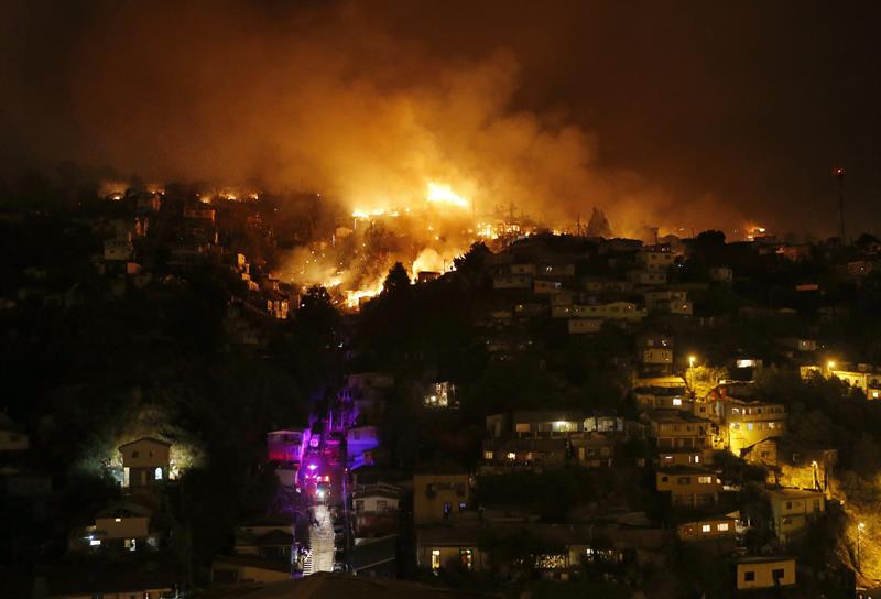 Al menos 11 muertos deja el incendio de Valparaíso