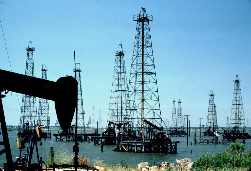 El petróleo termina en leve baja en Nueva York, a 49,28 dólares el barril