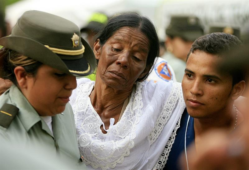 Llanto y dolor en sepelio de 28 niños colombianos calcinados en autobús