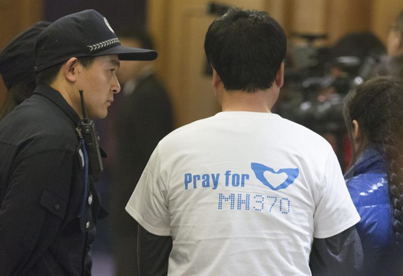Familiares del MH370 piden más pruebas de que avión se estrelló