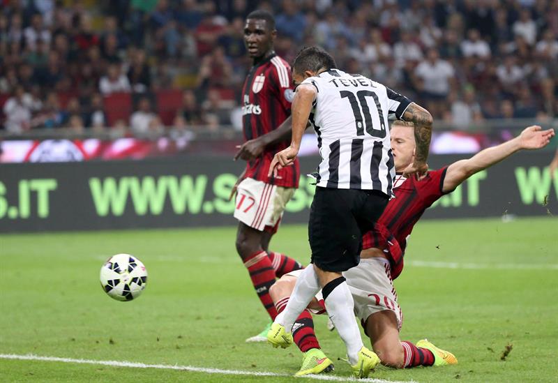 Juventus doblega al Milan con gol de Tevez y alcanza el liderato