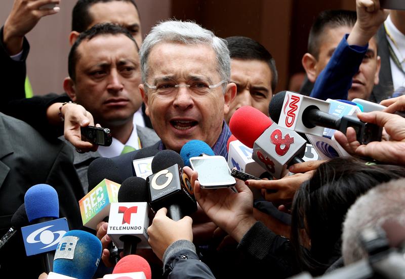 Uribe denuncia al votar amenazas de las FARC contra seguidores de Zuluaga