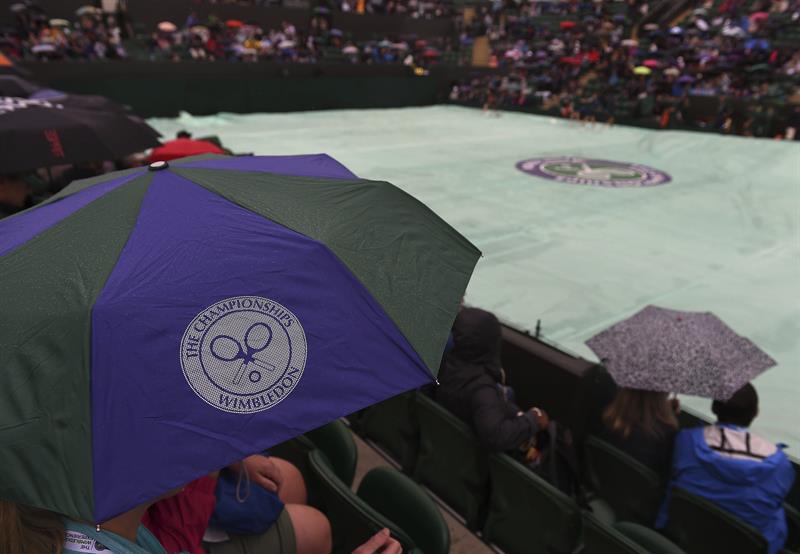 La lluvia salva a Djokovic, Federer se refugia en la central
