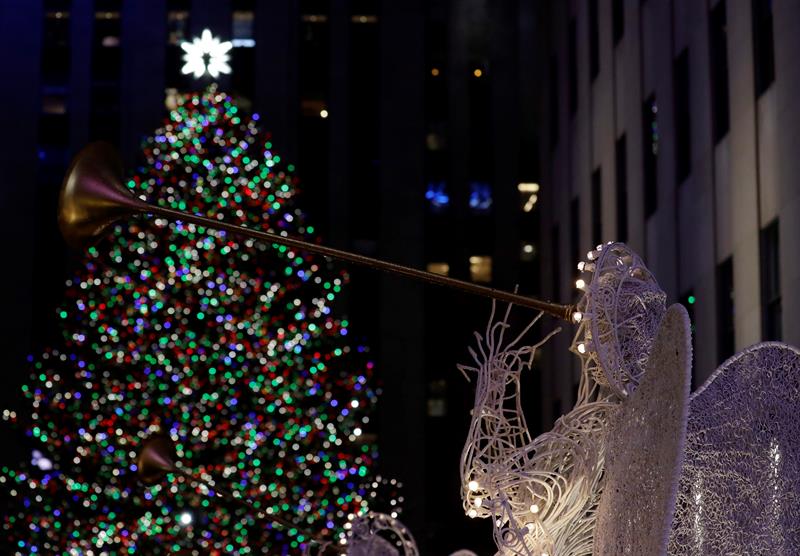 Queda iluminado el tradicional árbol de Navidad de Nueva York