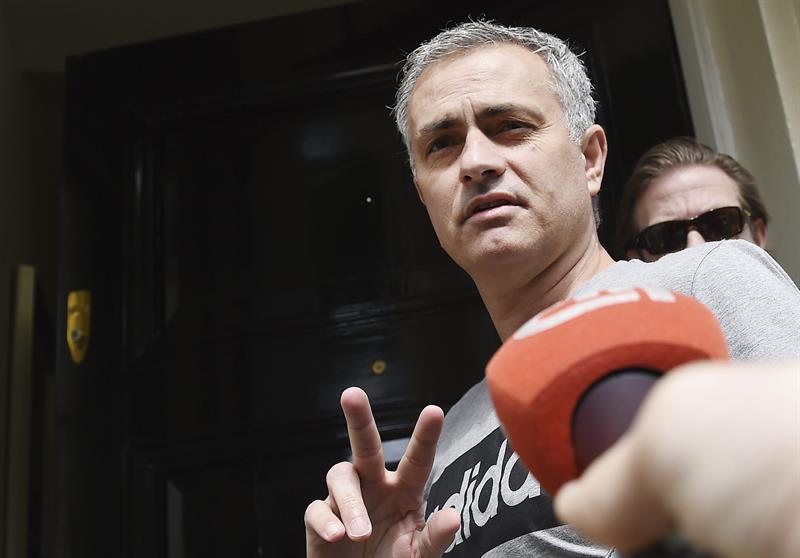 Manchester United de Antonio Valencia hace oficial el fichaje de Mourinho