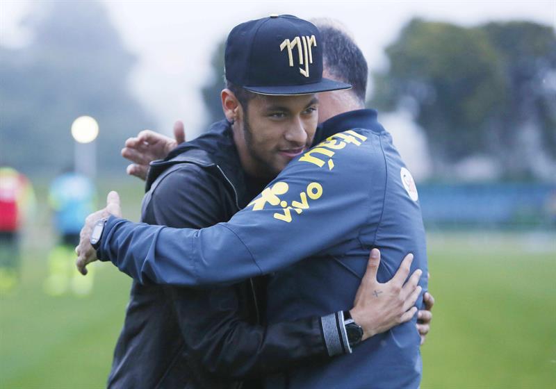 Neymar no guarda rencor a Zúñiga por el rodillazo que le lesionó