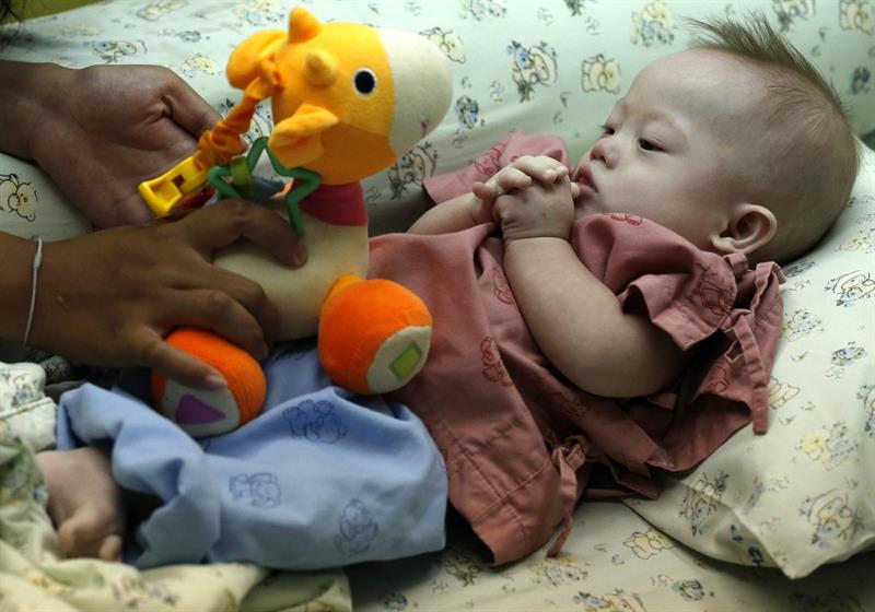 Pareja australiana reclamará el bebé abandonado con síndrome de Down