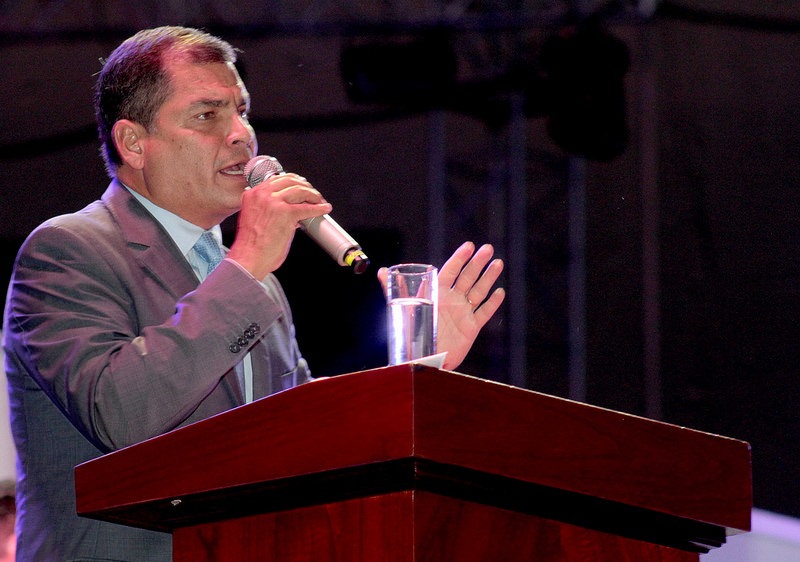 Correa refuta informe del BID que pone a Ecuador entre las peores burocracias