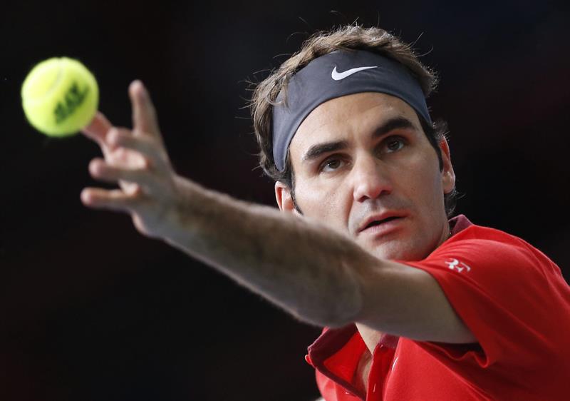 Federer sufre para avanzar en el Masters de París