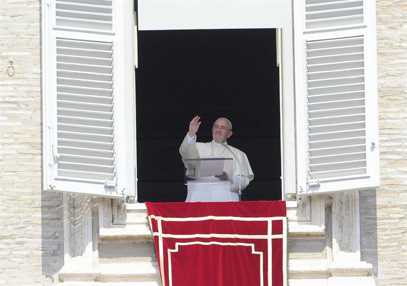 El papa pide cooperar para evitar los &quot;crímenes&quot; del drama de la inmigración
