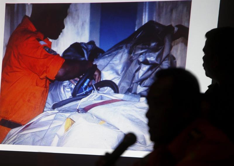 Identifican a primera víctima mortal de avión de AirAsia