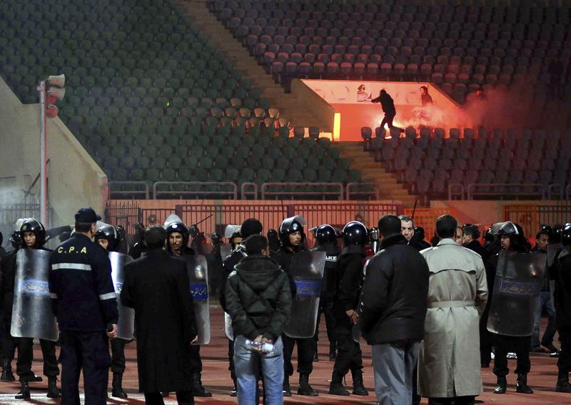 Condenan a muerte a 11 acusados por masacre en estadio de fútbol