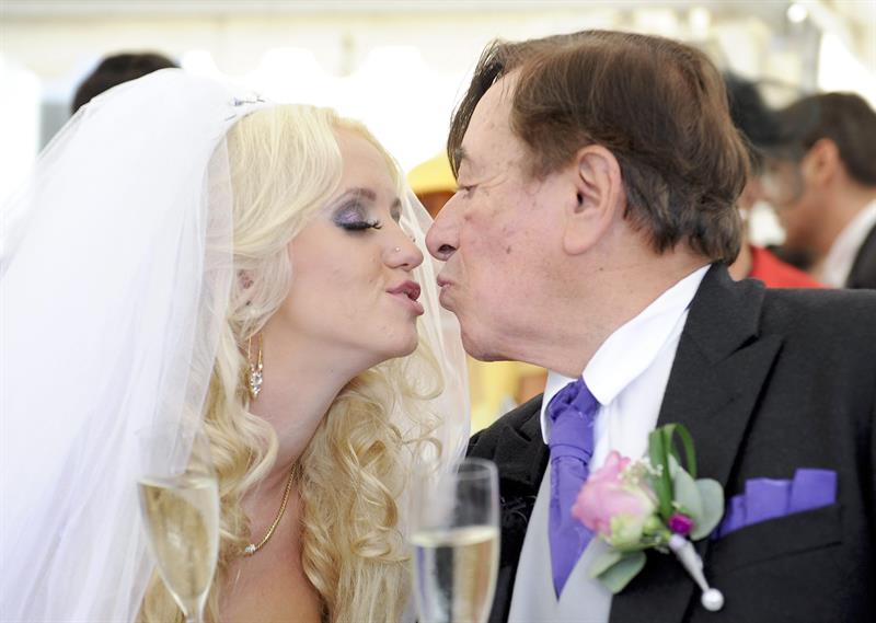 Magnate de 81 años se casa con conejita Playboy de 24