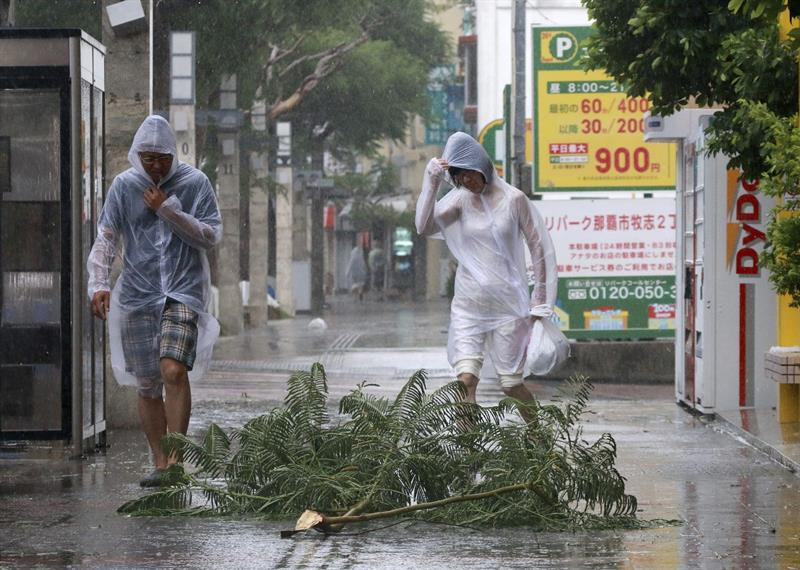 El potente tifón Goni golpea el suroeste de Japón, más de 70 heridos