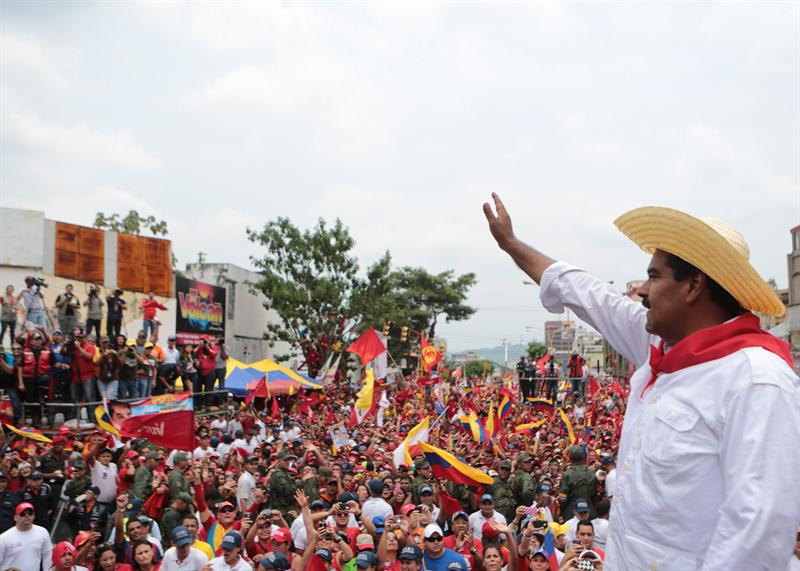 Maduro anuncia que Maradona lo acompañará al cierre de su campaña