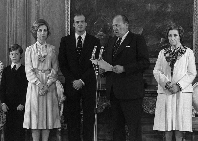 Rey Juan Carlos abdica en su hijo para abrir &quot;una nueva etapa de esperanza&quot;