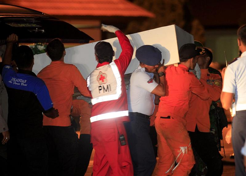 Identifican a primera víctima mortal de avión de AirAsia