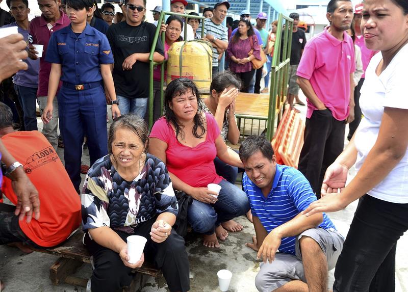 36 Muertos, 26 desaparecidos y 127 rescatados en un naufragio en Filipinas