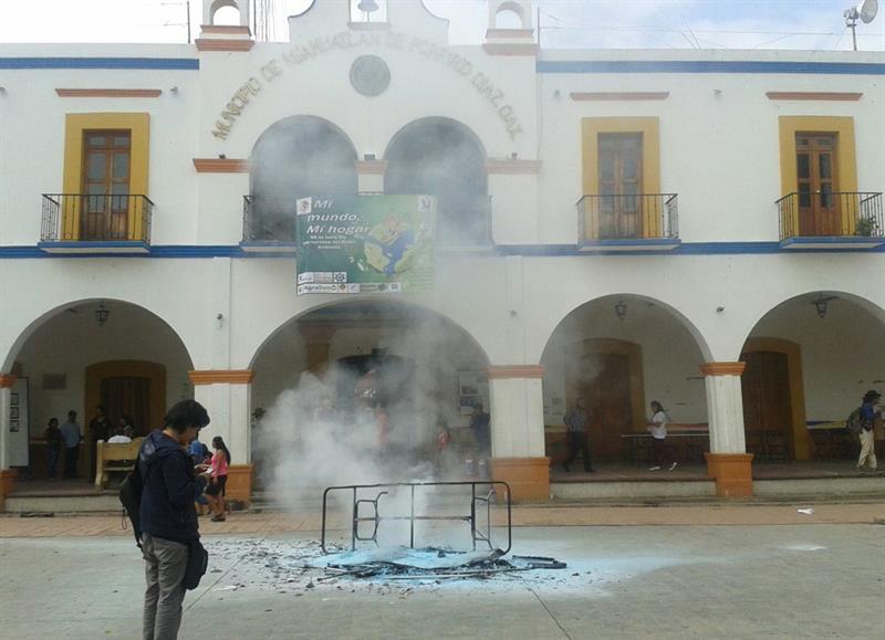 Saquean mesas de votación y queman urnas en la ciudad mexicana de Oaxaca