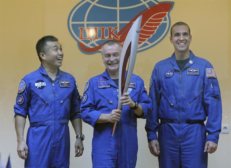 La antorcha olímpica en el espacio, símbolo de la unidad