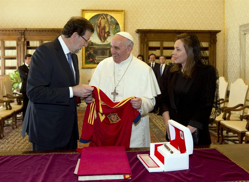 El Papa a Rajoy: &quot;De haber sabido que me traía esto le daba la de San Lorenzo&quot;