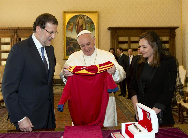 El Papa a Rajoy: &quot;De haber sabido que me traía esto le daba la de San Lorenzo&quot;