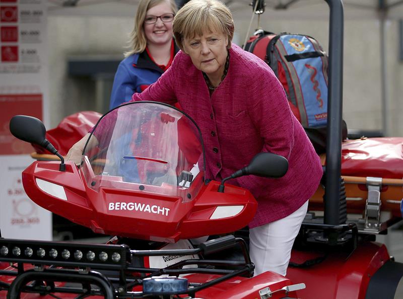 Merkel visita un centro de emergencia y prueba la sopa de papa en la cocina