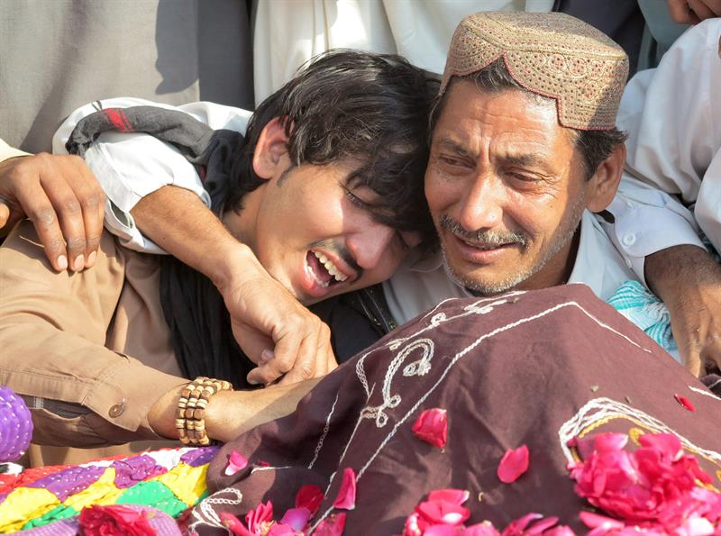 Sur de Pakistán vive un día de luto tras atentado contra mezquita chiita