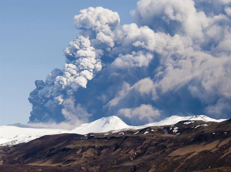 Prohíben el tráfico aéreo sobre volcán islandés tras detectarse signos de erupción