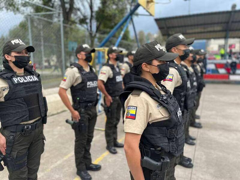 Quito: delincuentes intentaron robar el vehículo de una mujer policía en Lumbisí